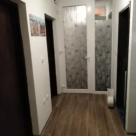 Ana 아파트 풀라